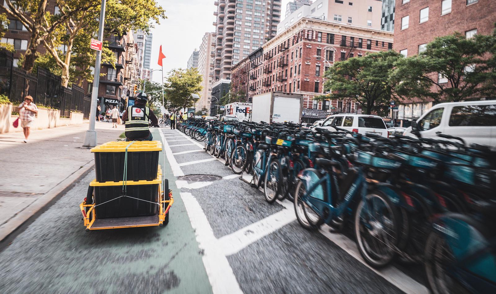 Dutch-X courier delivering groceries with Tern HSD e-bike and Carla Cargo trailer