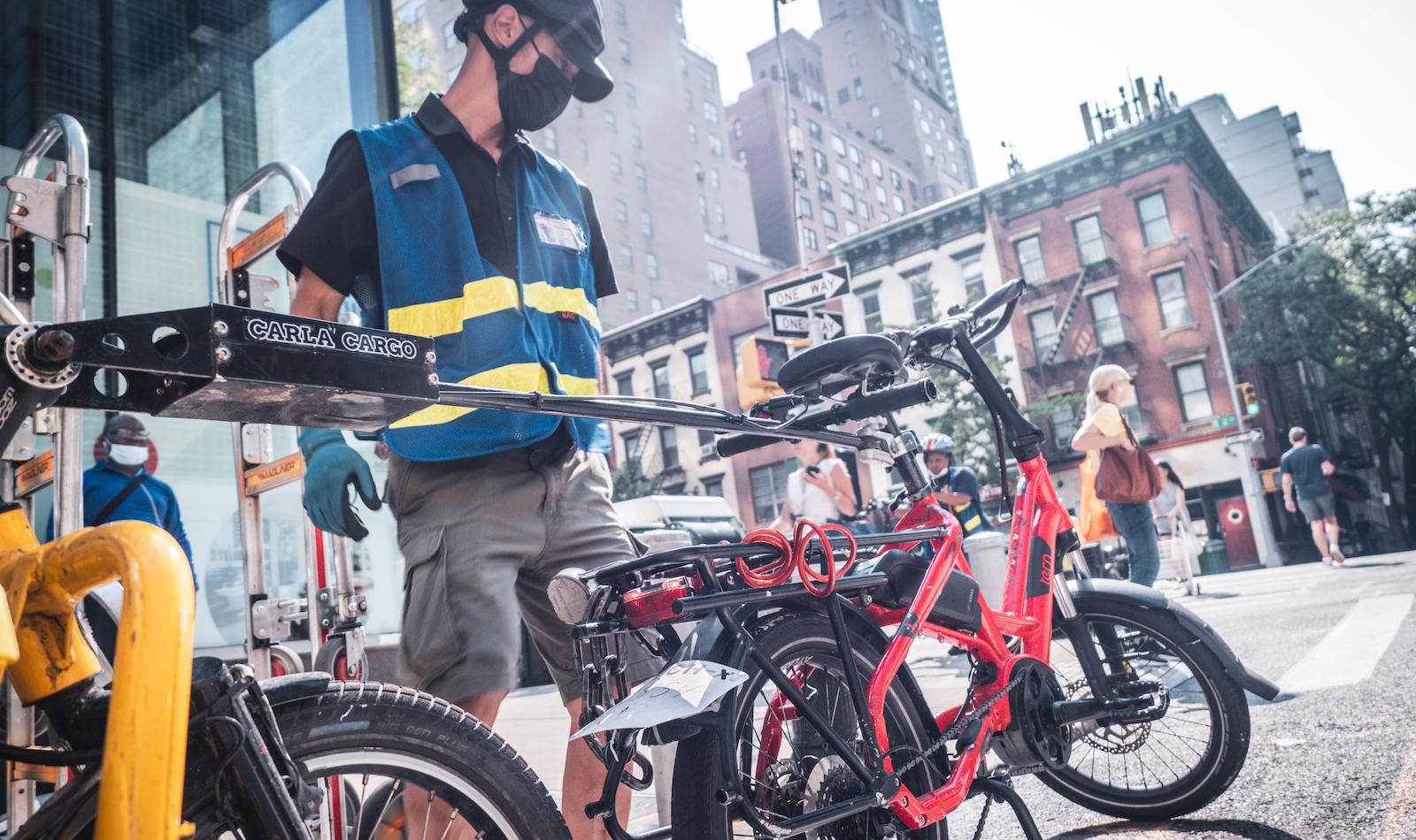 Dutch-X courier delivering groceries with Tern HSD e-bike and Carla Cargo trailer